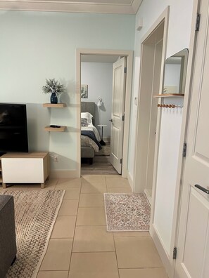 1 dormitorio, escritorio, tabla de planchar con plancha y cuna de viaje