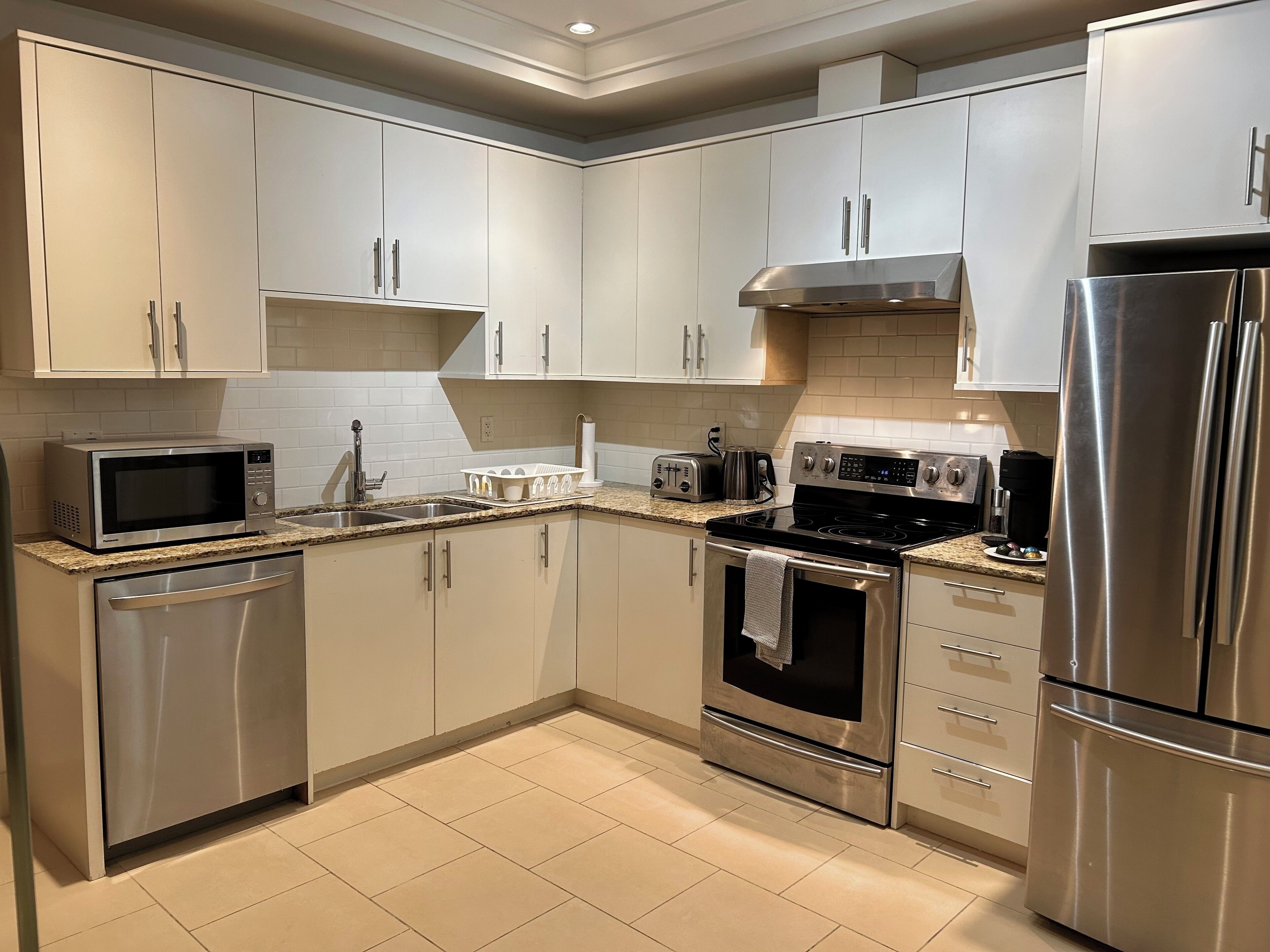 Micro-ondes, four, plaque de cuisson, lave-vaisselle