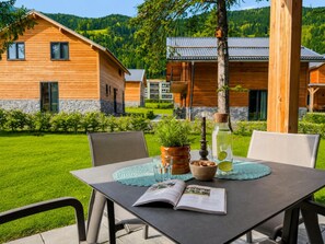 Outdoor dining - Spacious apartment with lake and mountain views (Afritz am See)