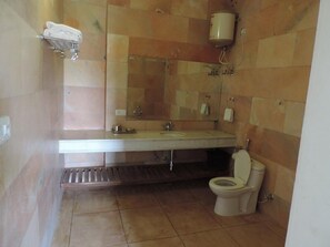 Deluxe Double Room | Bathroom | Shower, towels, soap, shampoo - Barsingha Villa (Bap)