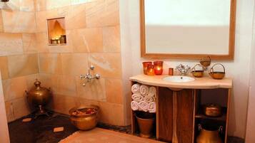 Superior Double Room | Bathroom | Shower, towels, soap, shampoo