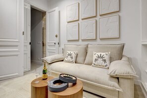 TV - TheBlueStay 99 - Apartment in the heart of Paris (Paris)