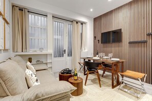 TV - TheBlueStay 99 - Apartment in the heart of Paris (Paris)