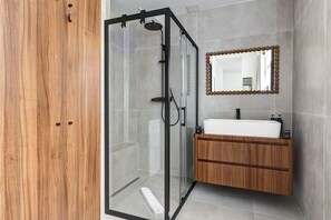 Shower, hair dryer, towels - TheBlueStay 99 - Apartment in the heart of Paris (Paris)