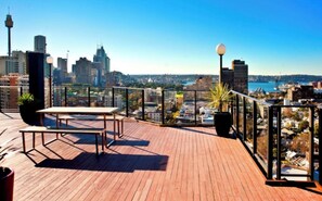 Outdoor dining - Stylish City Apartment. Close to City, Oxford St, Restaurants and Nightlife. (Darlinghurst)