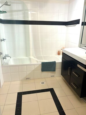 Hair dryer, towels, soap, toilet paper - Stylish City Apartment. Close to City, Oxford St, Restaurants and Nightlife. (Darlinghurst)