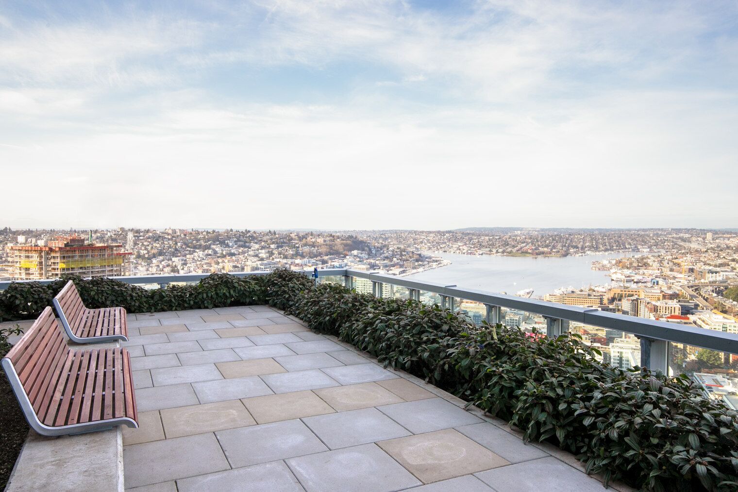 Une terrasse offrant une vue sur le paysage urbain et un plan d’eau.