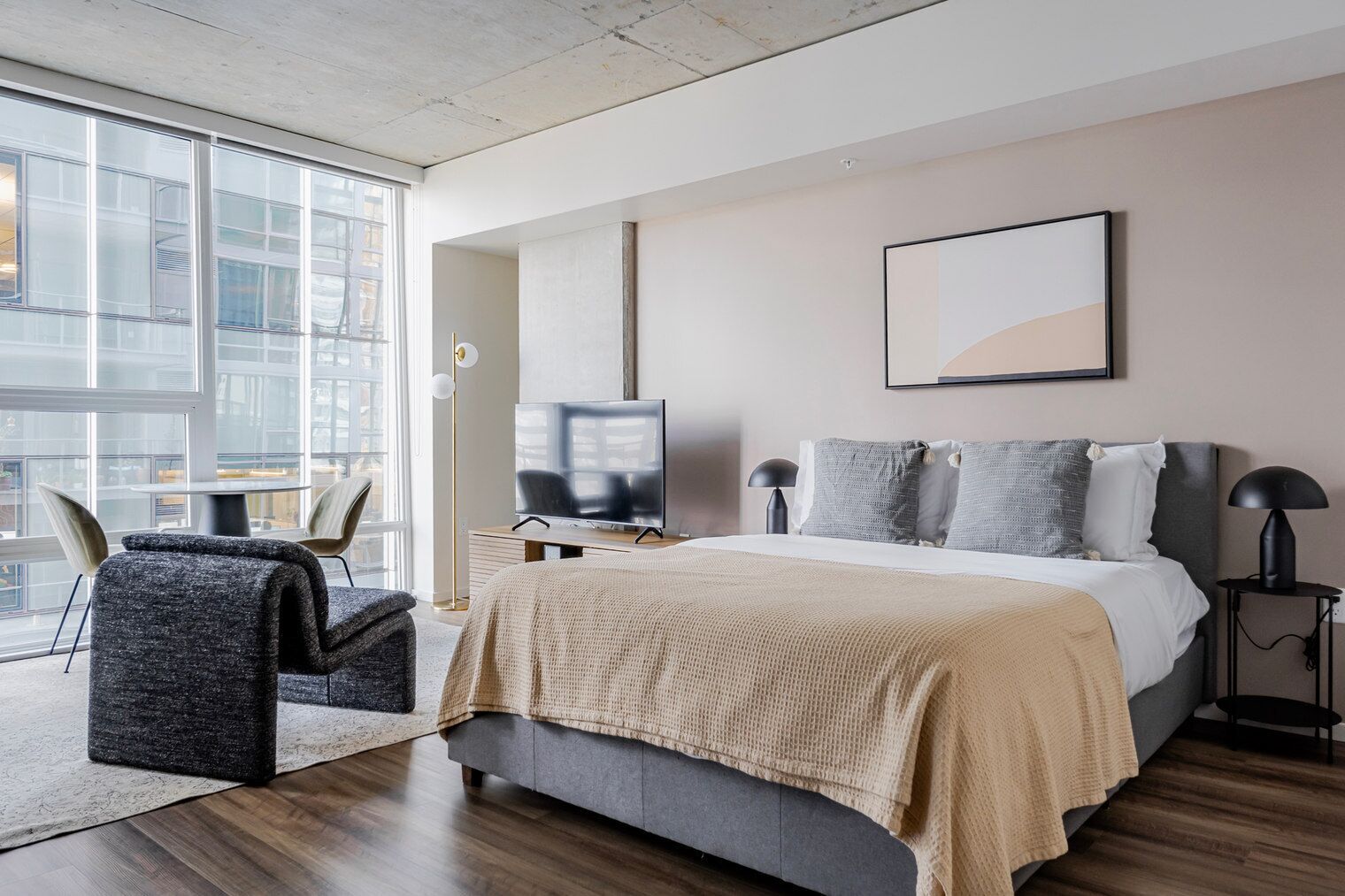 Iron/ironing board, WiFi, bed sheets
