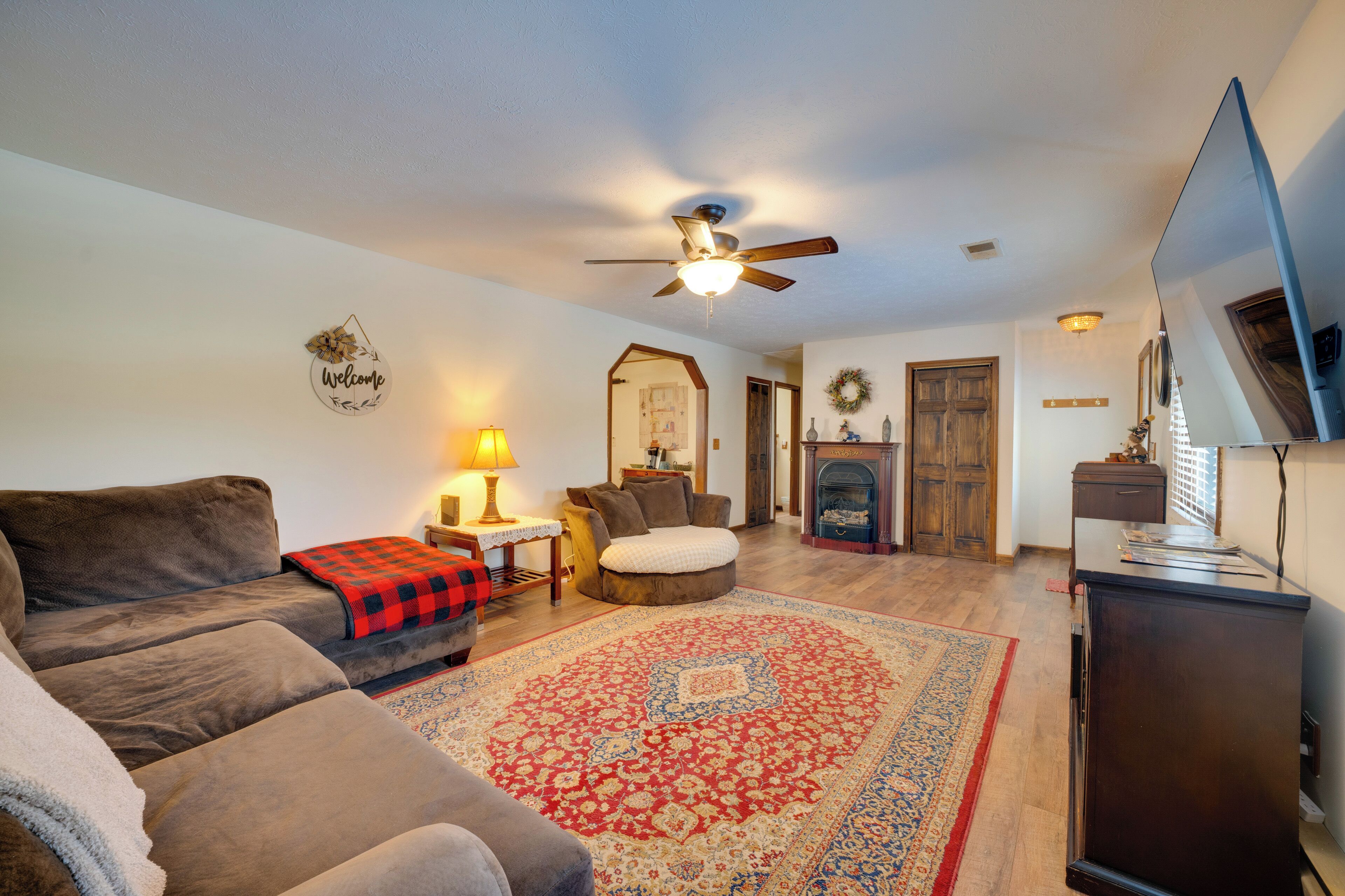 电视、壁炉、DVD 播放器、立体声音响