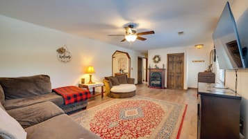 电视、壁炉、DVD 播放器、立体声音响