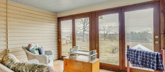 Rural & Historic Detour Escape w/ Horses On-Site!