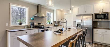 Réfrigérateur, micro-ondes, plaque de cuisson, lave-vaisselle