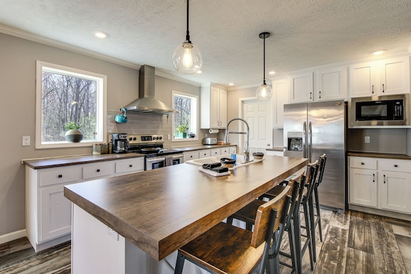 Fridge, microwave, stovetop, dishwasher