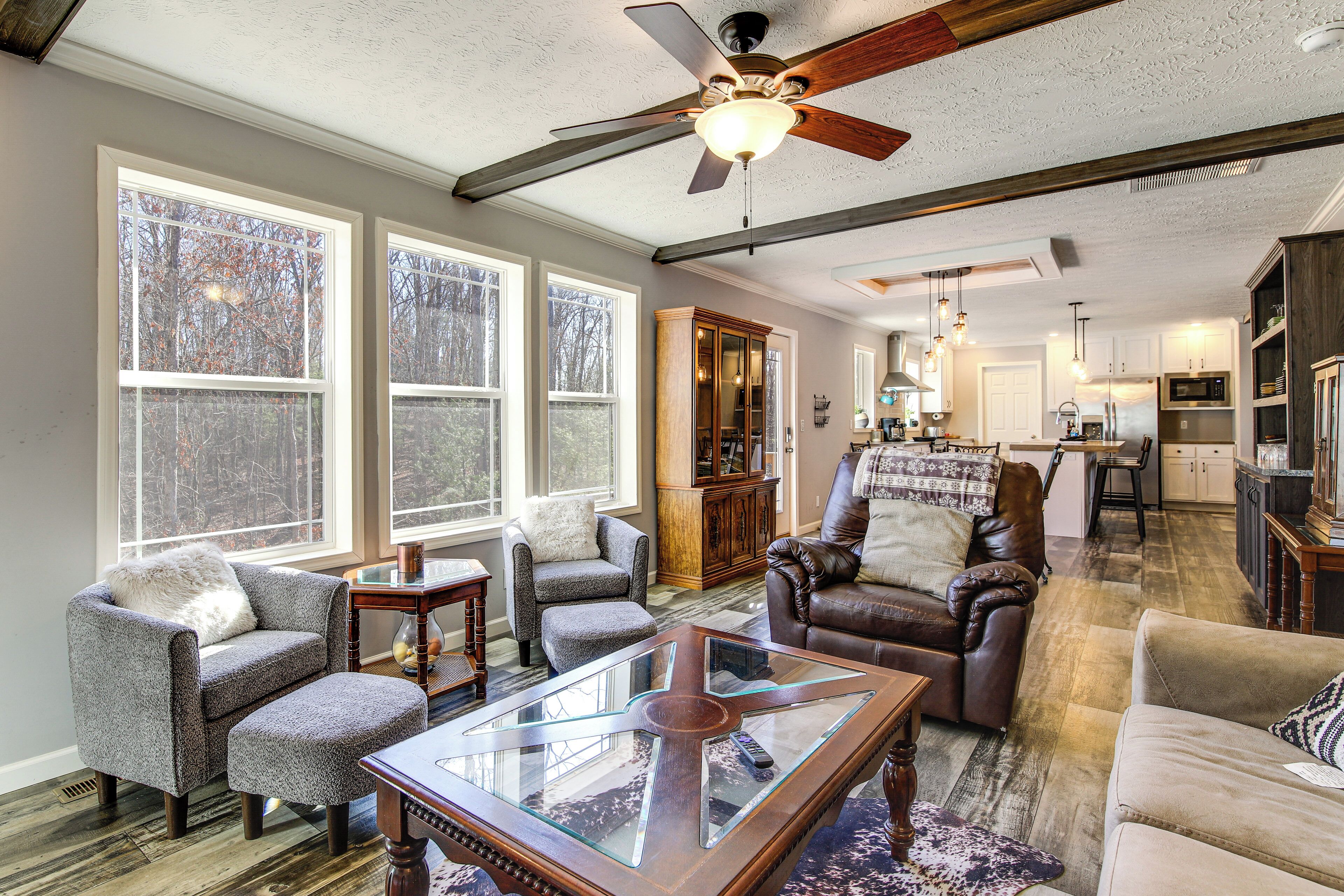 Télévision, cheminée, livres