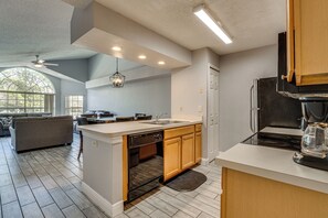 Fridge, microwave, stovetop, dishwasher - Family Theme Park Hub w/ Pool in Kissimmee (Kissimmee)