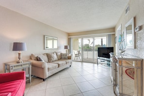 TV - Walk to Beach! Treasure Island Gem w/ Water Views (Treasure Island)