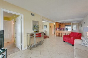 TV - Walk to Beach! Treasure Island Gem w/ Water Views (Treasure Island)