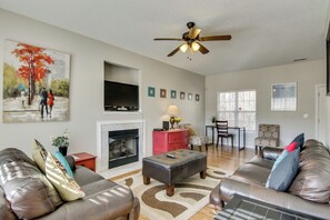 TV, books, stereo - Quiet Oasis in Charlotte! Home Near UNCC Campus (Charlotte)