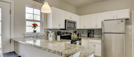 Kühlschrank, Mikrowelle, Herdplatte, Geschirrspüler