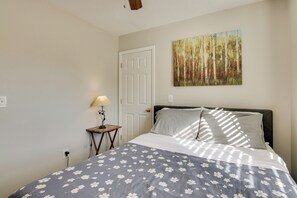 3 bedrooms, desk, iron/ironing board, Internet - Quiet Oasis in Charlotte! Home Near UNCC Campus (Charlotte)