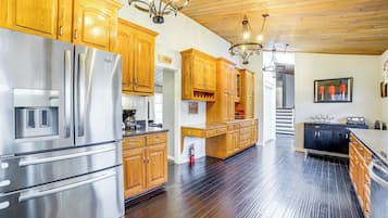 Réfrigérateur, micro-ondes, plaque de cuisson, lave-vaisselle