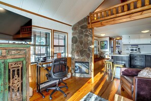 Interior - 4 Mi to Slopes! Breck Mtn Base w/ Hot Tub Access (Breckenridge)
