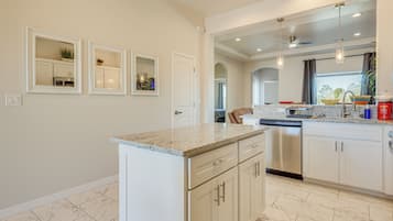 Réfrigérateur, micro-ondes, plaque de cuisson, lave-vaisselle