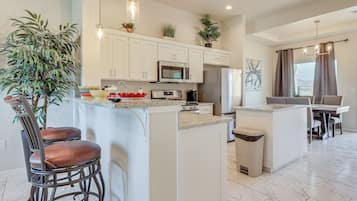 Réfrigérateur, micro-ondes, plaque de cuisson, lave-vaisselle