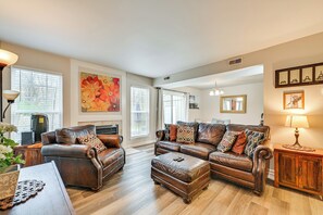 TV, fireplace, books, stereo - Cozy Family Retreat! Home in Charlotte Suburbs (Charlotte)