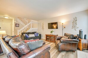 TV, fireplace, books, stereo - Cozy Family Retreat! Home in Charlotte Suburbs (Charlotte)