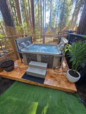 Outdoor spa tub - A Cozy Retreat, Pet friendly with EV charger.  Family Getaway. (Long Barn)