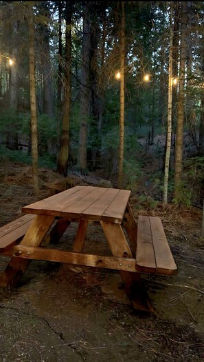 Outdoor dining - A Cozy Retreat, Pet friendly with EV charger.  Family Getaway. (Long Barn)