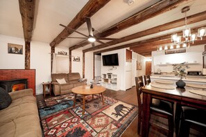 TV connectée, lecteur de DVD, livres, vidéothèque