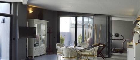 Iron/ironing board, Internet, bed sheets