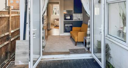 A cute little annex in a great location for that lovely getaway.