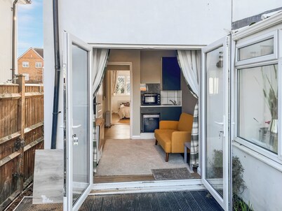 A cute little annex in a great location for that lovely getaway.