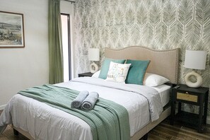 客房内保险箱、办公桌、熨斗/熨衣板、旅行婴儿床