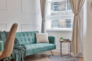 Smart TV, books - The Barony Fox | Prime Central Edinburgh Location, Walk to Attractions & Dining (Edinburgh)