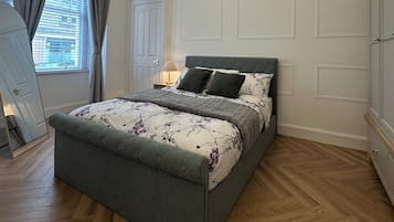 2 camere, una scrivania, ferro/asse da stiro, culla da viaggio