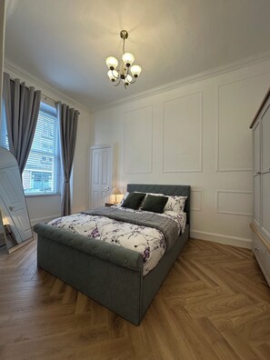2 bedrooms, desk, iron/ironing board, travel cot - The Barony Fox | Prime Central Edinburgh Location, Walk to Attractions & Dining (Edinburgh)