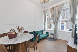 Smart TV, books - The Barony Fox | Prime Central Edinburgh Location, Walk to Attractions & Dining (Edinburgh)