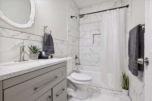 Hair dryer, towels, soap, toilet paper - Lovely 2-bedroom townhome in vibrant New Orleans (New Orleans)