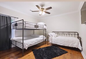 2 bedrooms, iron/ironing board, WiFi, bed sheets - Lovely 2-bedroom townhome in vibrant New Orleans (New Orleans)