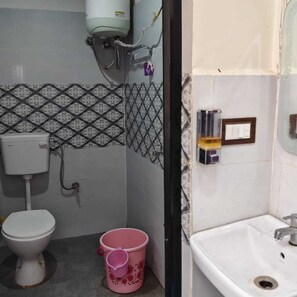 Luxury Room | Bathroom | Shower, free toiletries, towels, soap - Viraj Homestay (Varanasi)