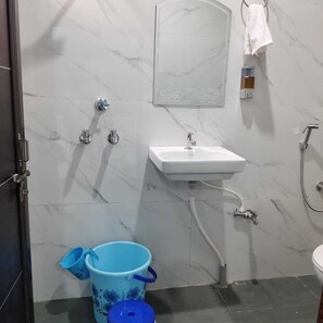 Luxury Room | Bathroom | Shower, free toiletries, towels, soap - Viraj Homestay (Varanasi)
