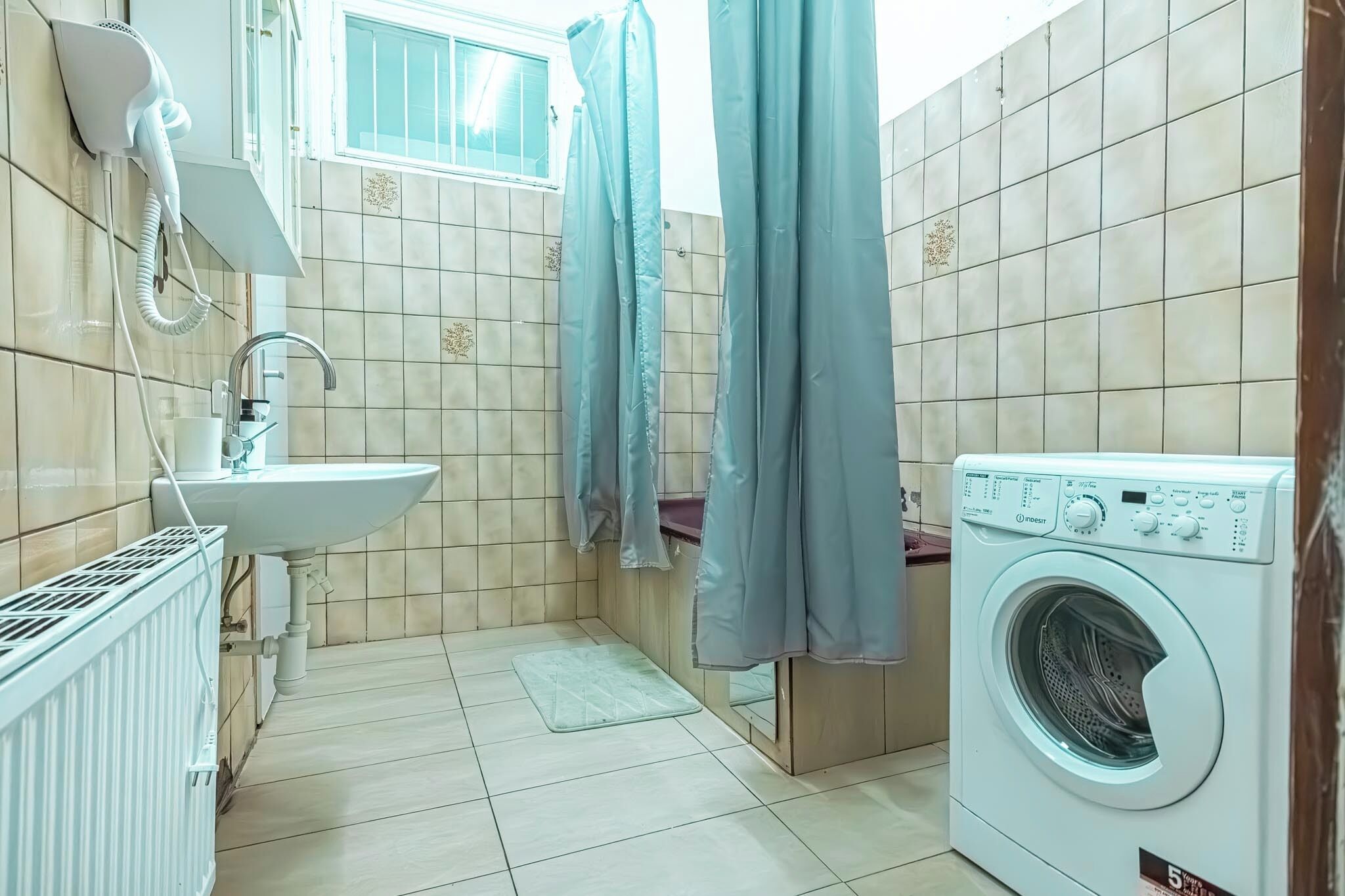 Duschwanne, kostenlose Toilettenartikel, Haartrockner, Handtücher