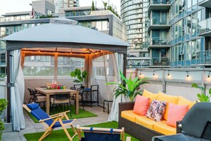 Outdoor dining - Downtown 3B/2.5B Private-Entry Urban Townhome (Vancouver)