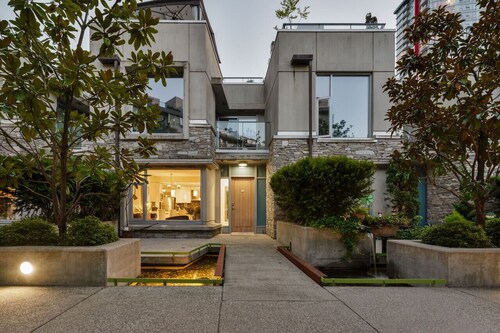 Downtown 3B/2.5B Private-Entry Urban Townhome