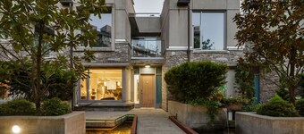 Downtown 3Beds/2.5Bath Private-Entry Urban Townhome
