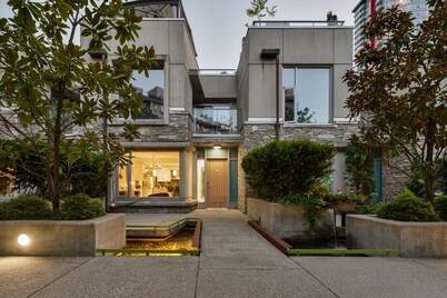 Downtown 3Beds/2.5Bath Private-Entry Urban Townhome